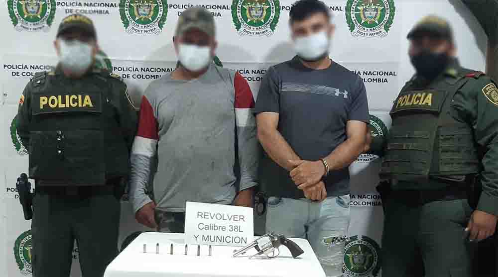 Dos hombres capturados con arma de fuego en Algarrobo