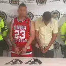<strong>Se movilizaban en un taxi y les encontraron dos revólveres</strong> les encontraron dos revólveres