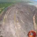 con sistema Bambi Bucket Fuerza Aérea apoya extinción de incendio en el Parque Isla Salamanca