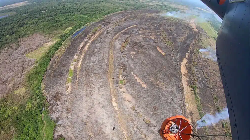 con sistema Bambi Bucket Fuerza Aérea apoya extinción de incendio en el Parque Isla Salamanca
