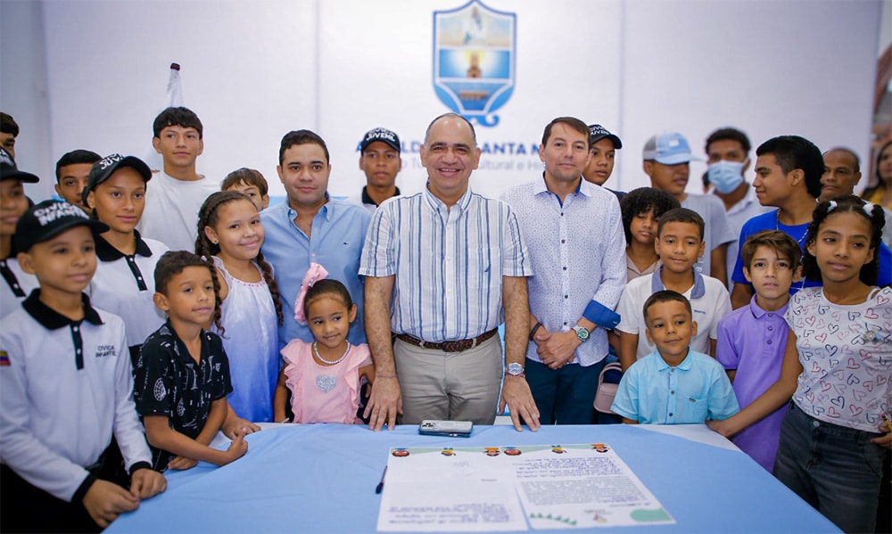 Alcalde Carlos Pinedo firma Pacto por la Niñez