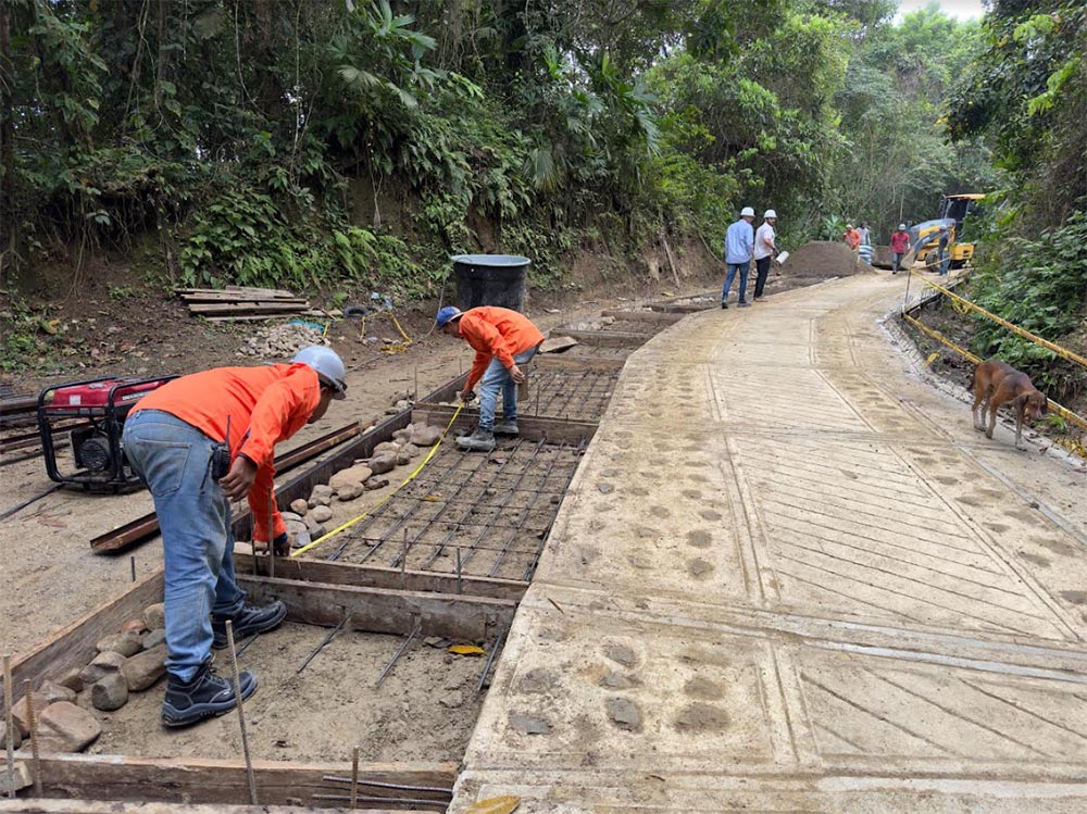 Avanzan en un 32% obras de placa huella que beneficiarán a los cafeteros y comunidad de la Sierra Nevada