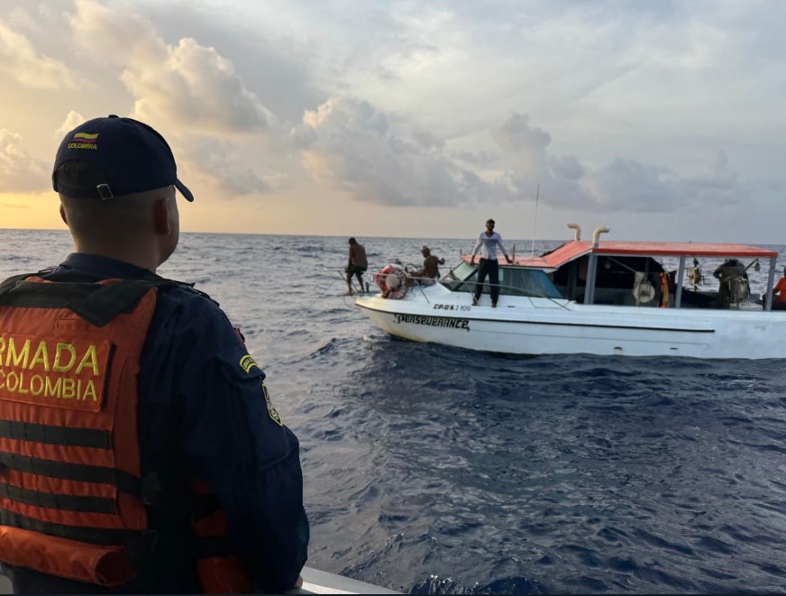 Armada de Colombia rescata a cinco pescadores