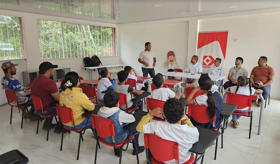 Drummond entregó dotación a la escuela de la vereda Argentina Sur en La Jagua de Ibirico, Cesar