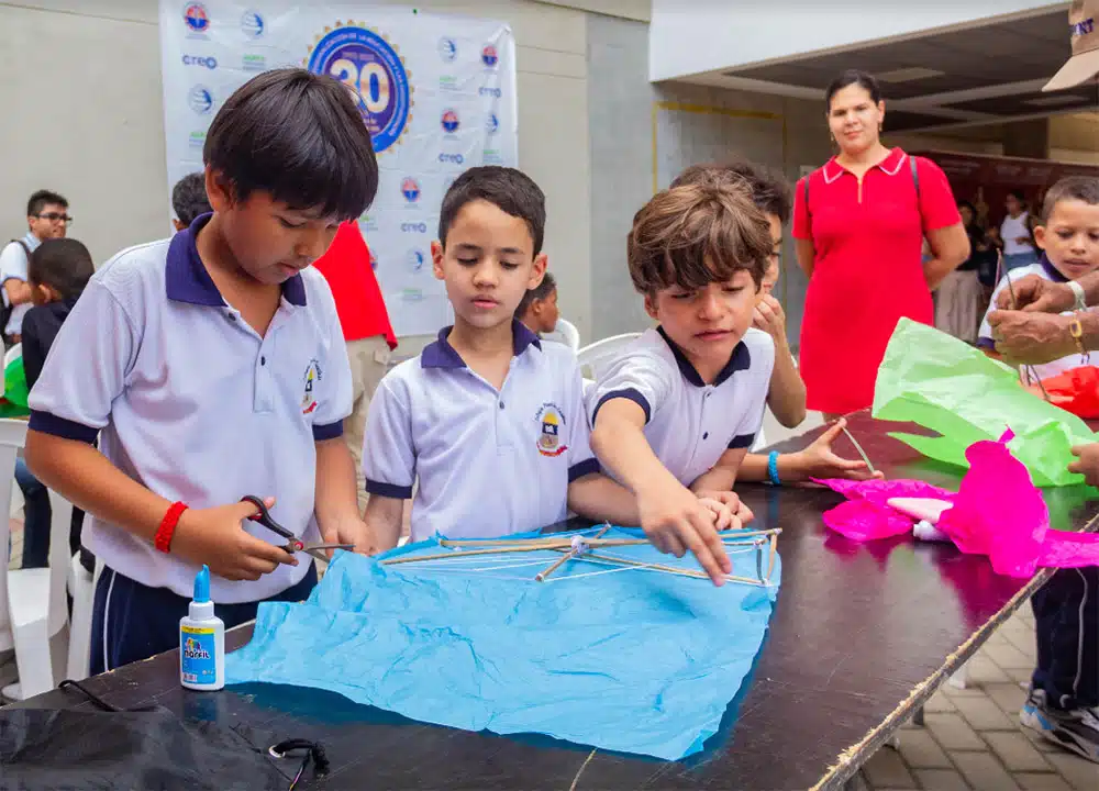 Cultura y aprendizaje protagonizan el segundo día de la IV Feria Artesanal