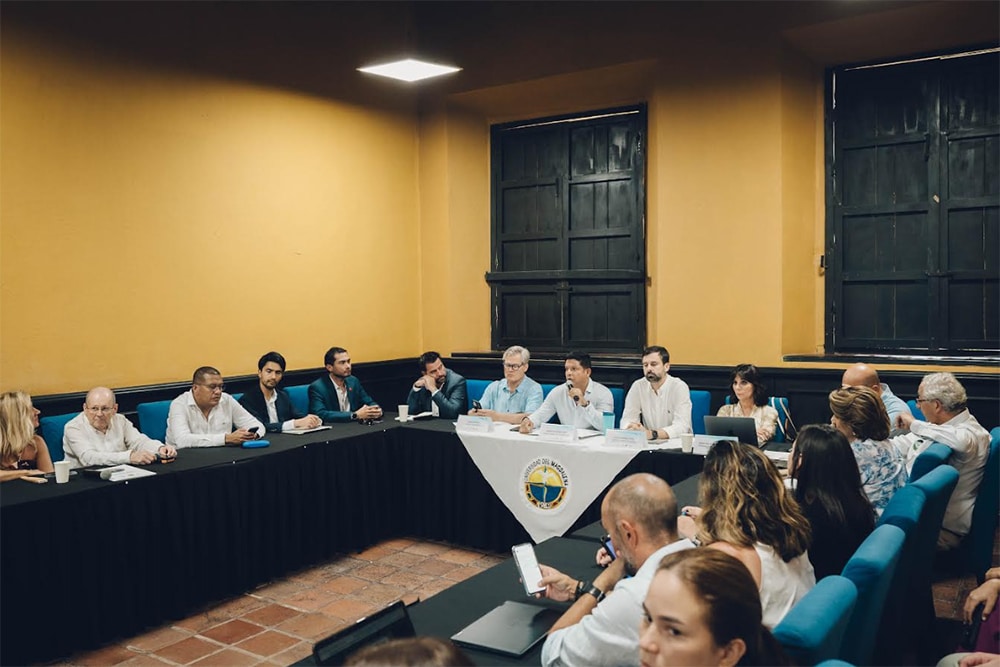 Mesa de trabajo hacia la zona franca de innovación azul