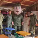 Pupitres escolares fueron entregados a comunidades indígenas en La Guajira Pupitres escolares - comunidades indígenas en La Guajira