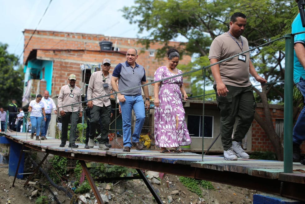 Carlos Pinedo inicia construcción del puente peatonal en Villa Leidy