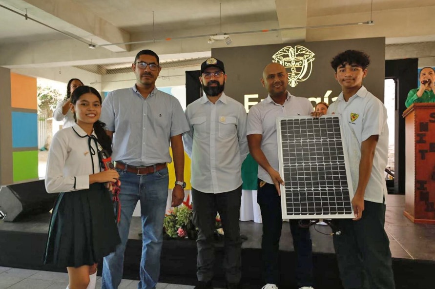 Alcaldía y MinMinas entrega laboratorio fotovoltaico a estudiantes de la IED Técnico Industrial