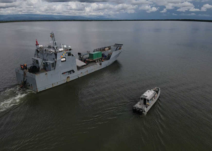 Armada de Colombia transportó planta eléctrica para la comunidad de Acandí