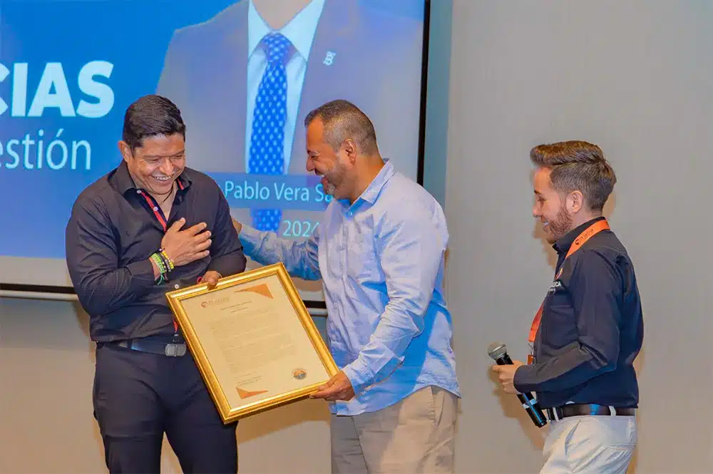 Rector Pablo Vera Salazar recibe reconocimiento