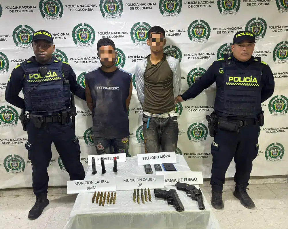 Capturan en flagrancia a dos sujetos con una pistola y un revólver