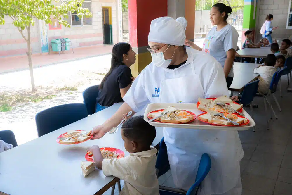Gobierno de Carlos Pinedo trabaja por la universalización del Programa de Alimentación Escolar – PAE